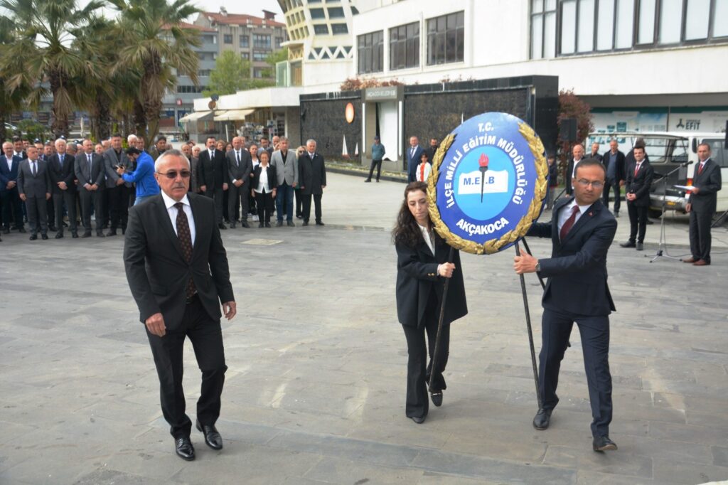 İLK TÖREN HÜKÜMET MEYDANINDA GERÇEKLEŞTİ!