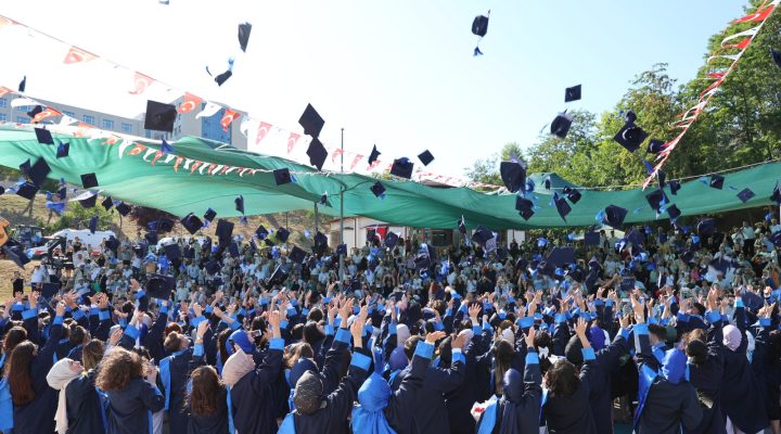 DÜZCE ÜNİVERSİTESİ’NDE MEZUNİYET TÖRENİ COŞKUYLA KUTLANDI!