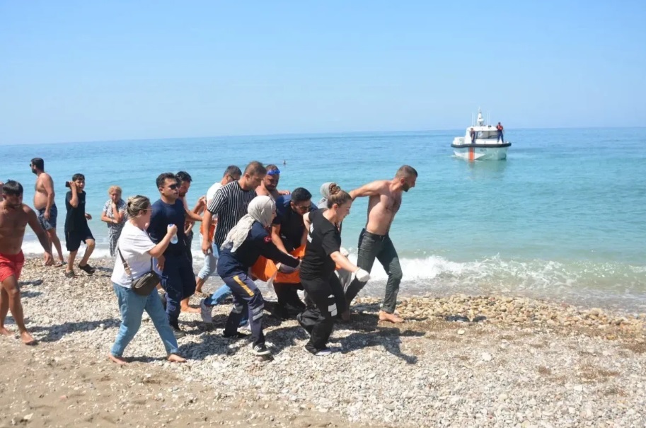 AKÇAKOCA’DA DENİZDE CAN PAZARI! 1 KİŞİ HAYATINI KAYBETTİ!