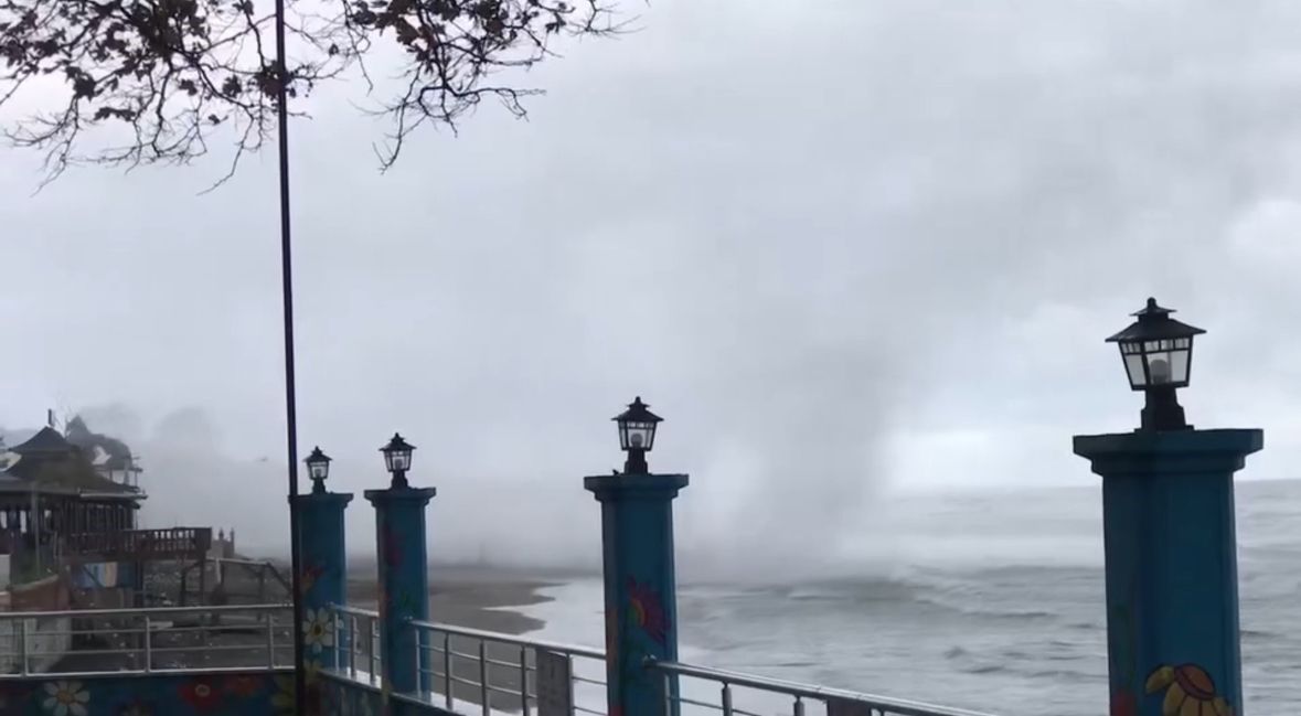 AKÇAKOCA’DA DENİZDE OLUŞAN HORTUM EVLERE ZARAR VERDİ!