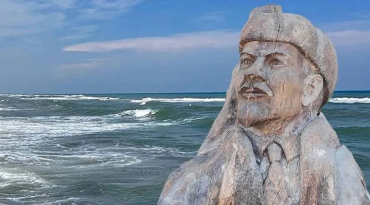 LENİN HEYKELİ AKÇAKOCA HALKIYLA BULUŞUYOR !